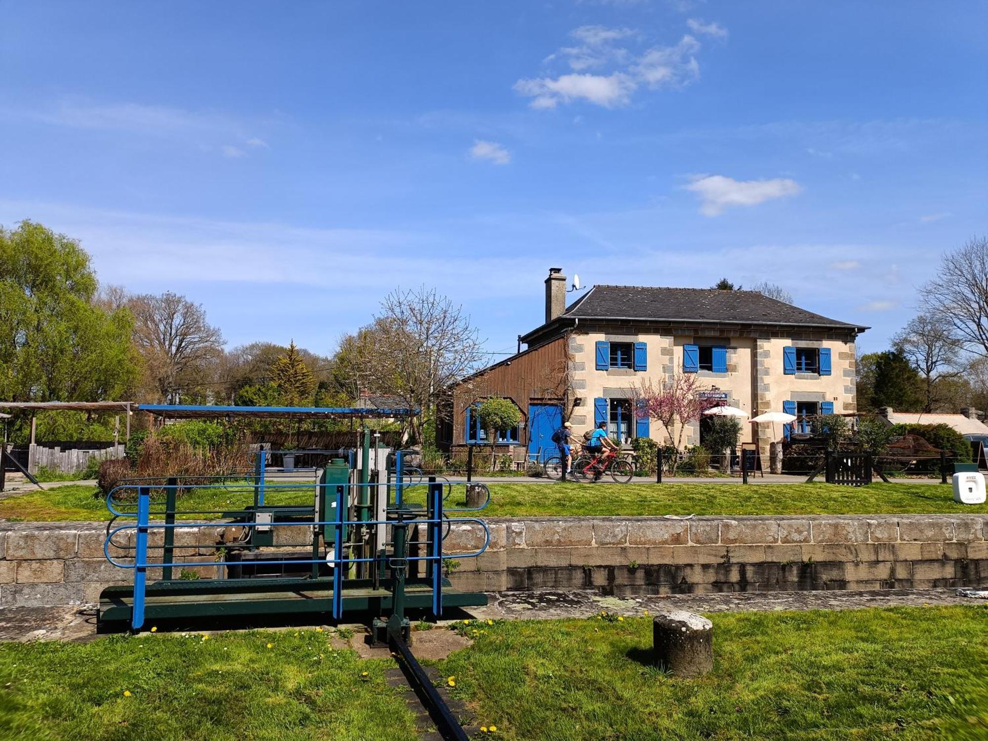 Ille Flottante, Maison Eclusiere Et Hebergements Insolites Sur Le Canal Hede-Bazouges Exterior photo