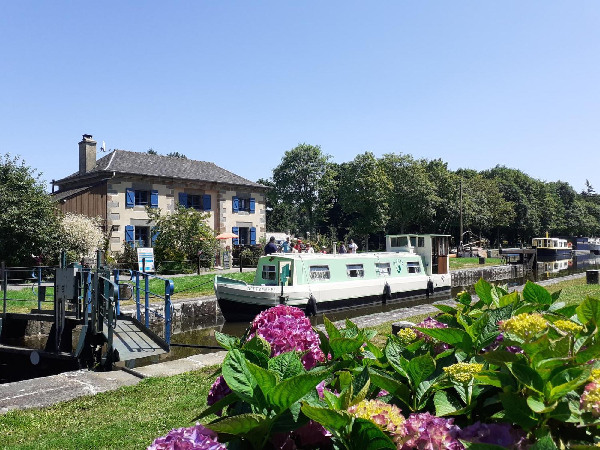 Ille Flottante, Maison Eclusiere Et Hebergements Insolites Sur Le Canal Hede-Bazouges Exterior photo