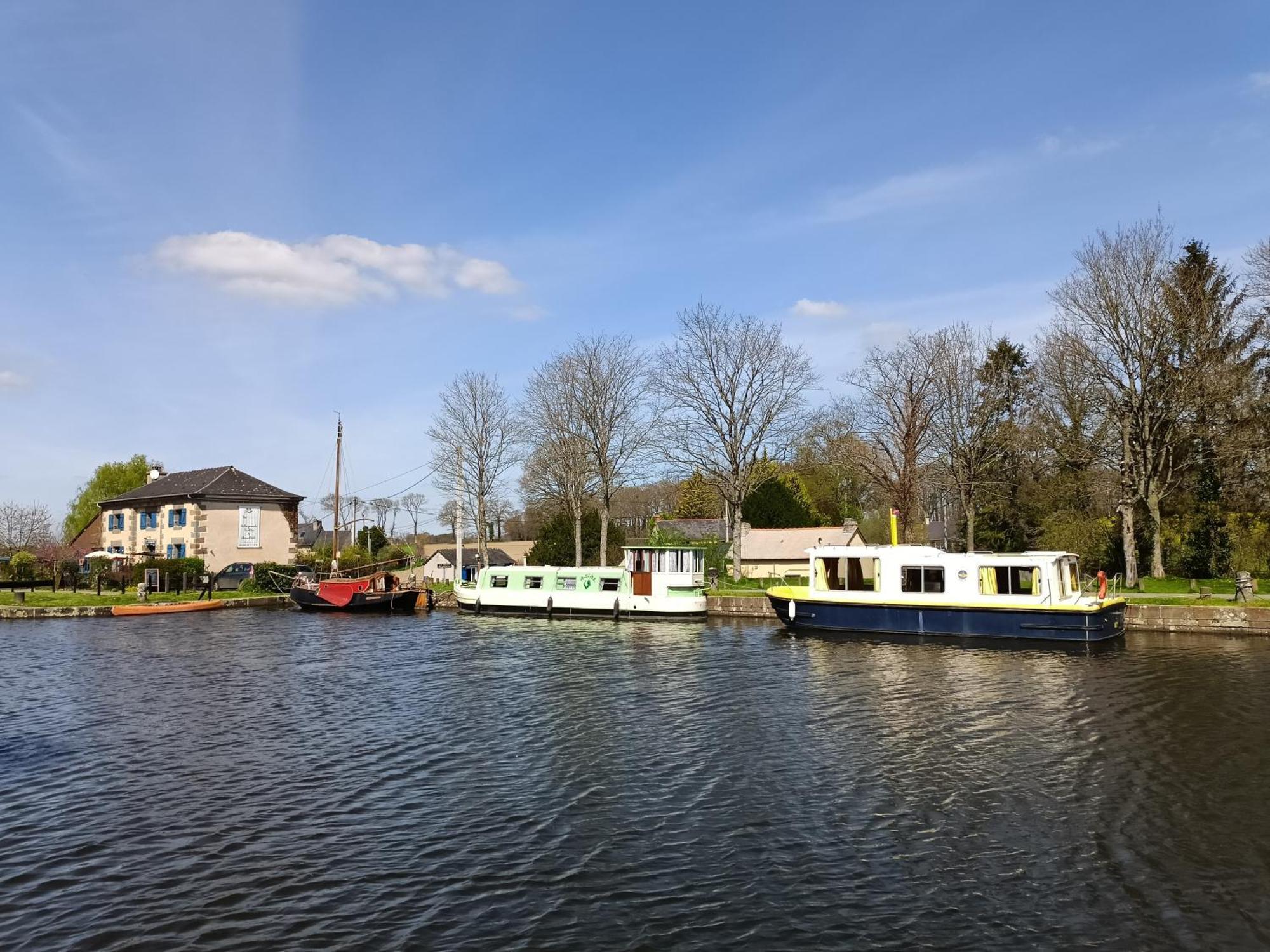 Ille Flottante, Maison Eclusiere Et Hebergements Insolites Sur Le Canal Hede-Bazouges Exterior photo