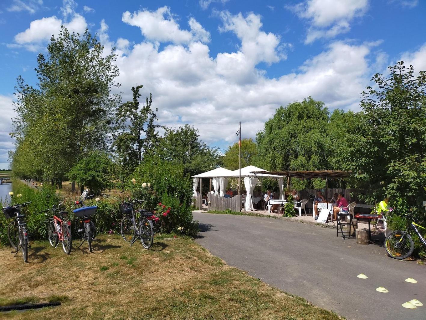 Ille Flottante, Maison Eclusiere Et Hebergements Insolites Sur Le Canal Hede-Bazouges Exterior photo