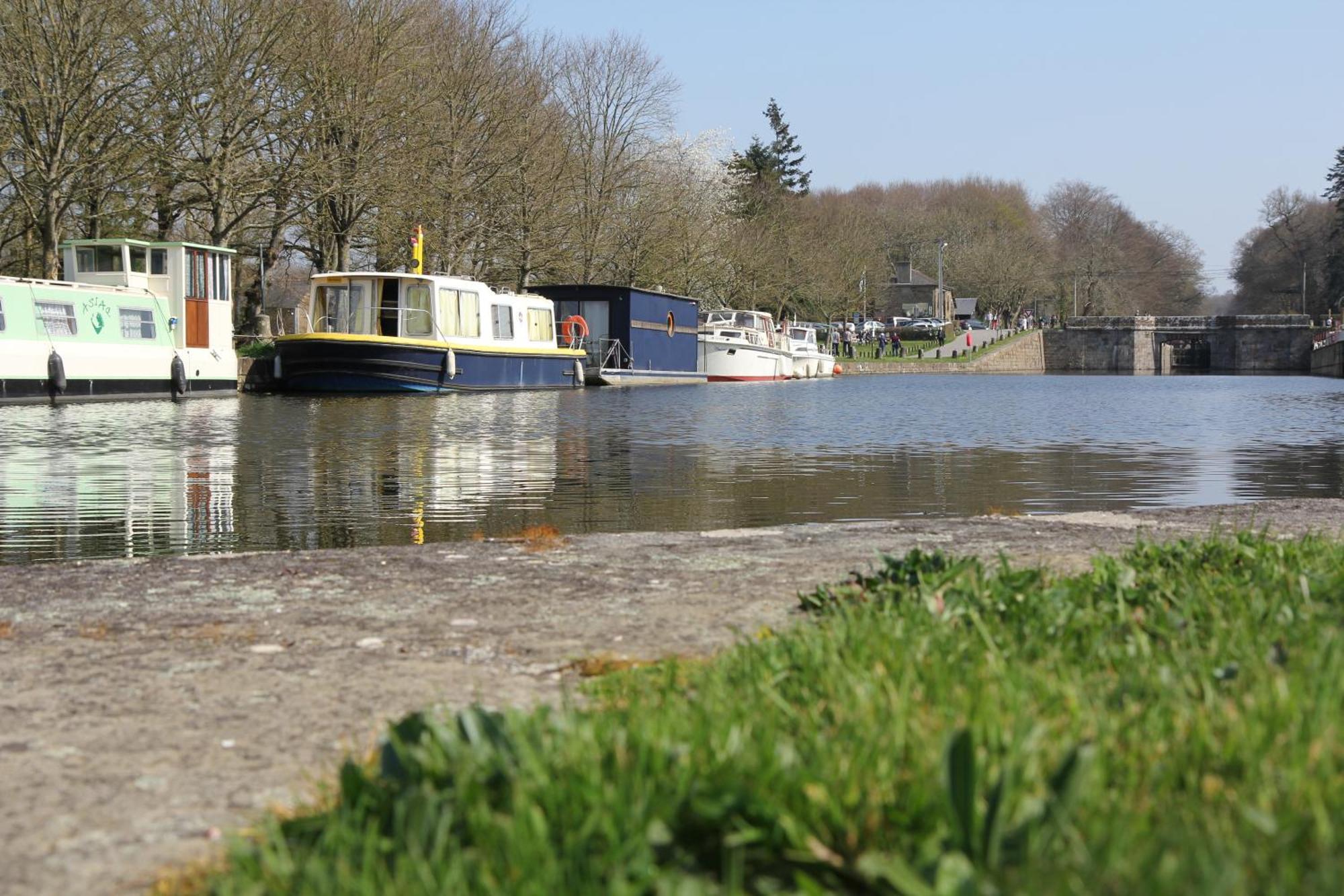 Ille Flottante, Maison Eclusiere Et Hebergements Insolites Sur Le Canal Hede-Bazouges Exterior photo